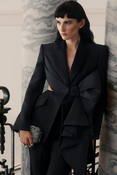 AlexanderMcQueen Pre-Spring/Summer 2024 Collection Black Event Wardrobe Mytheresa MytheresaExclusive Graduate Dress, Woman In Suit, Mcqueen Dress, Upscale Fashion, Classy Prom Dresses, Cocktail Outfit, Chic Blazer, Summer Work Outfits, Classy Work Outfits