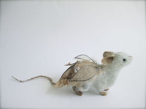 Mouse With Wings, Mouse Aesthetic, White Mouse, Needle Felting Projects, Doll Maker, 판타지 아트, Soft Sculpture, Felt Fabric, Animal Dolls