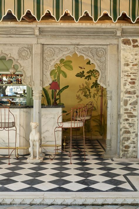 This glorious heritage hotel in Udaipur basks in the glow of the City Palace | Architectural Digest India Indian Setting In Living Room, Closet Offices, City Palace Jaipur, Palace Architecture, Amazing Interior Design, India Architecture, Ancient Indian Architecture, India Home Decor, Indian Living Rooms