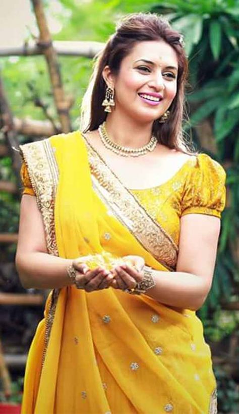 Actress In Saree, Divyanka Tripathi Saree, Chiffon Blouses Designs, Pakistani Women Dresses, Divyanka Tripathi, New Saree Blouse Designs, Serial Actress, Bollywood Hairstyles, Indian Fashion Saree