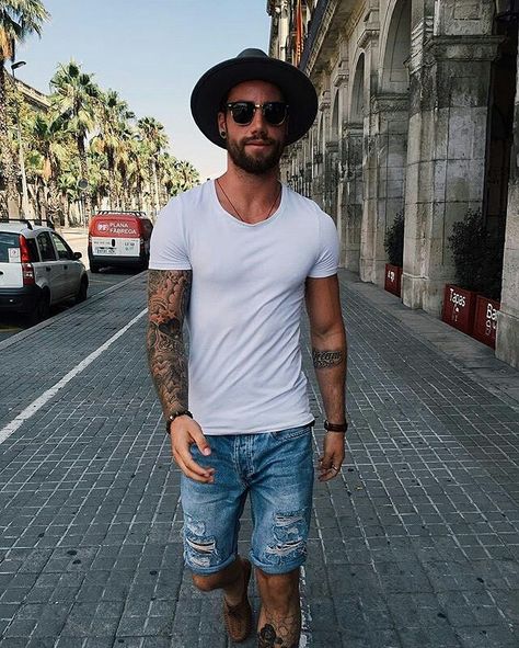 #modamasculina #homem #man #estilo #moda #masculino #boy #man #homemnamoda #basico Mens Summer Hats, Men Streetstyle, Mens Summer Outfits, Hat Outfit, Summer Trends Outfits, Men Hats, Men Summer, Summer Hat, Men Street