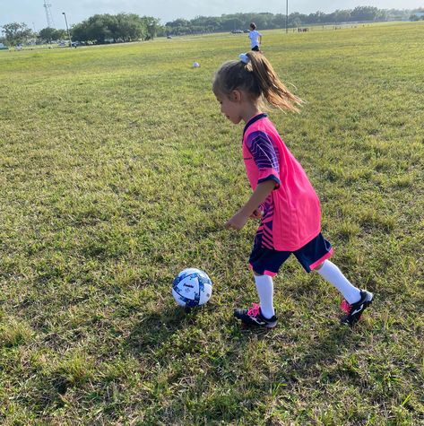 Kids Soccer Team, Soccer Girls Outfits, Kids Playing Football, Girl Playing Soccer, Toddler Soccer, Soccer Baby, Elsie Silver, Sports Games For Kids