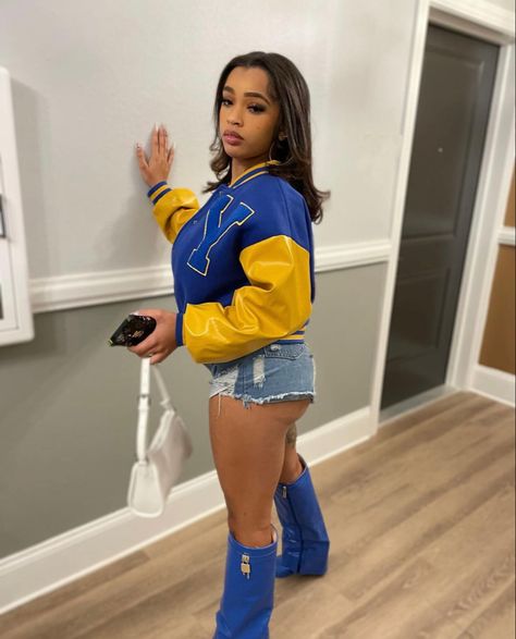 Sorority Fashion, College Graduation Pictures Poses, Pretty Poodles, Graduation Picture Poses, College Fits, Sigma Gamma Rho, Gold Outfit, Royal Blue And Gold, Cardigan Outfits