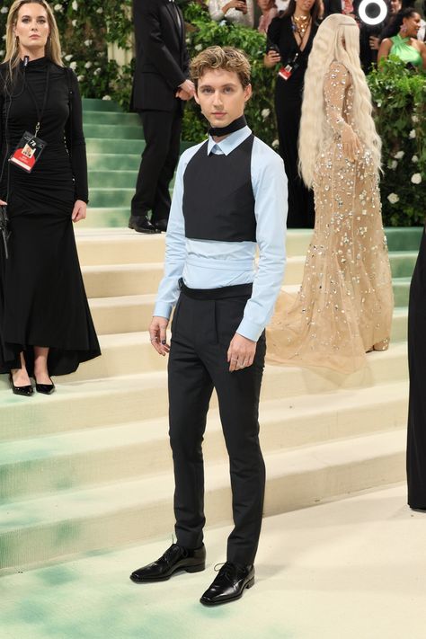 Zendaya Met Gala, Prada Menswear, Balenciaga Dress, Met Gala Outfits, Met Gala Dresses, Gala Fashion, Met Gala Red Carpet, Prada Collection, News Highlights