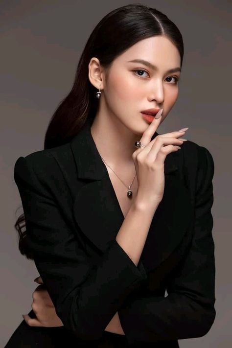 Pictorial Poses Photo Shoots Studio, Pictorial Poses, Korean Portrait Photography, Korean Photoshoot Studio, Professional Photos, Bar Outfit Night, Korean Photoshoot, Pose Portrait, Model Pose