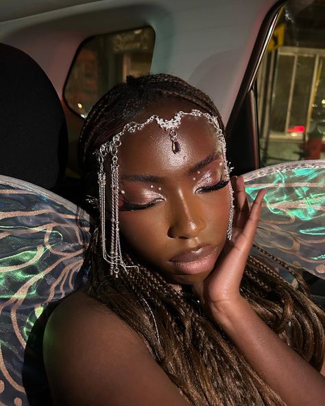 Halloween makeup look Fairy Gem Makeup, Dark Fairy Halloween Makeup, Elvish Makeup Ideas, Fairy Makeup Black Women, Spring Fairy Makeup, Fairy Garden Makeup, Dark Fairy Costume Makeup, Midsommar Makeup, Enchanted Makeup Looks