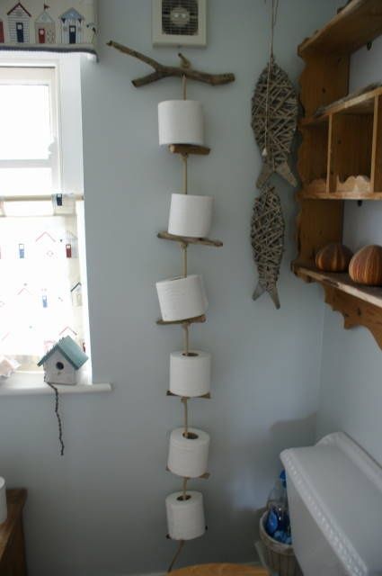 To add a little more style to your bathroom, try to make your own toilet paper holder using the following ideas! Driftwood Toilet Roll Holder, Store Toilet Paper, Diy Toilet Paper Holder, Bathroom Toilet Paper Holders, Funky Junk Interiors, Diy Toilet, Toilet Paper Rolls, Toilet Paper Storage, Drift Wood