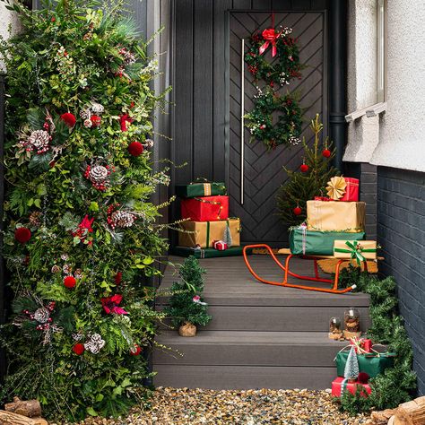 Easy Christmas Porch, Christmas Decor Easy, Christmas Porch Ideas, Porch Decoration Ideas, Porch Garland, Decoration Ideas Christmas, Unique Christmas Decor, Christmas Foliage, Pre Lit Garland