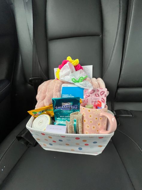 Small Baskets Gifts, Tiny Gift Basket Ideas, 5 Below Gift Basket, Volleyball Basket Gift Ideas, Gift Baskets For Teens, Sick Basket, Cute Birthday Baskets, Aesthetic Gift Basket, Mini Gift Baskets