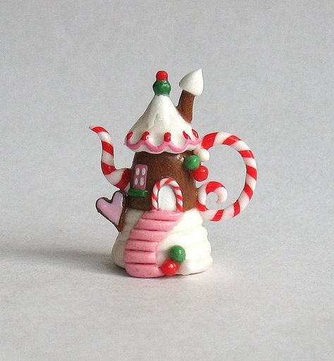 Whimsy House, House Teapot, Christmas Polymer Clay, Dollhouse Christmas, Theme Harry Potter, Candy House, Polymer Clay Ornaments, Christmas Clay, Polymer Clay Christmas