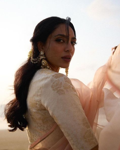 Sobhita (@sobhitad) • Instagram photos and videos Sobhita Dhulipala Saree, Shobhita Dhulipala Saree, Shobhita Dhulipala, Sobhita Dhulipala, Artistic Portrait Photography, Dusky Skin, Asian Aesthetic, Raw Mango, Ivory Blouse