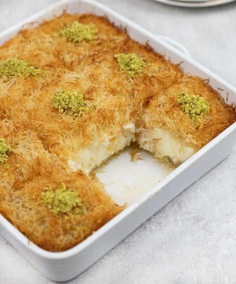 Easy Kunafa Recipe, Knafeh Recipe, Armenian Dessert, Kunafa Recipe, Egyptian Desserts, Lebanese Desserts, Arabic Desserts, حلويات عربية, Arabic Dessert