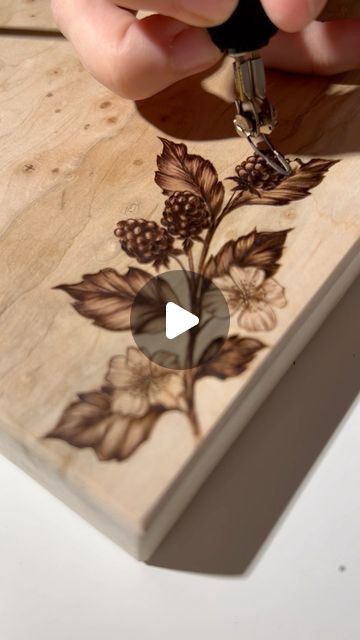 Wood Burning Hummingbird, Wood Burn Art Ideas, Pyrography Art Ideas, Pirografo Ideas, Wood Burning Ideas For Beginners Simple, Blackberry Branch, Woodburning Crafts, Wood Burning Ideas, Pyrography Ideas