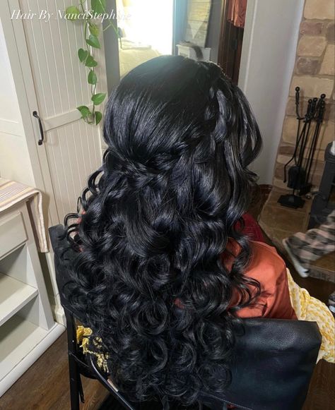 Half Up And Half Down Quince Hairstyles, Dama Hair Styles For Quince, Dark Prom Hairstyles, Curled Quinceanera Hair, Hair Down Hairstyles For Quince, Half Up Half Down 15 Hairstyles, Quinceanera Hairstyles Braids, Sweet 15 Hairstyles Curls Long Curly, Prom Hairstyles With Curls