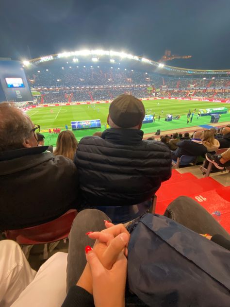 Soccer Game Aesthetic Couple, Couple Watching Football, Soccer Boyfriend Aesthetic, Soccer Player Boyfriend, Football Boyfriend Aesthetic, Football Player Boyfriend, Imaginary Scenarios, Single Pringle, Liverpool Game