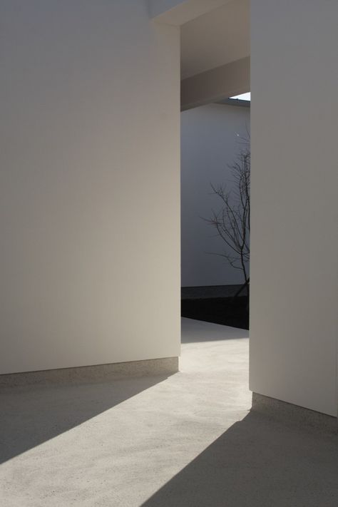 Gallery of House of Seven Gardens / Ikimono Architects - 2 Desain Signage, Empty Room, Minimalist Photography, Minimalist Architecture, Architect House, Minimalist Wallpaper, Residential Architecture, White Aesthetic, Modernism