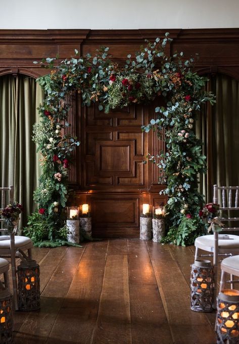 Winter Wedding Photo Booth, Christmas Floral Arch, Christmas Floral Installation, Christmas Wedding Church Decor, Christmas Wedding Arch Ideas, Wedding Arch Christmas, Christmas Arbor, Christmas Wedding Arch, Christmas Church Wedding