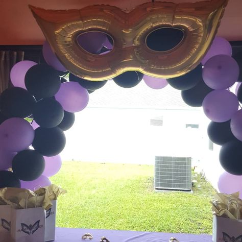 The Masked Singer Party DIY decoration.  #TheMaskedSinger Birthday Mask Ideas, How To Decorate A Masquerade Mask, Face Mask Station Party, Maskembal Ideas For Kids Girl, Masked Singer Costume Ideas, Balloon Arch Disco, Masked Party, Party Balloon Arch, Disco Birthday