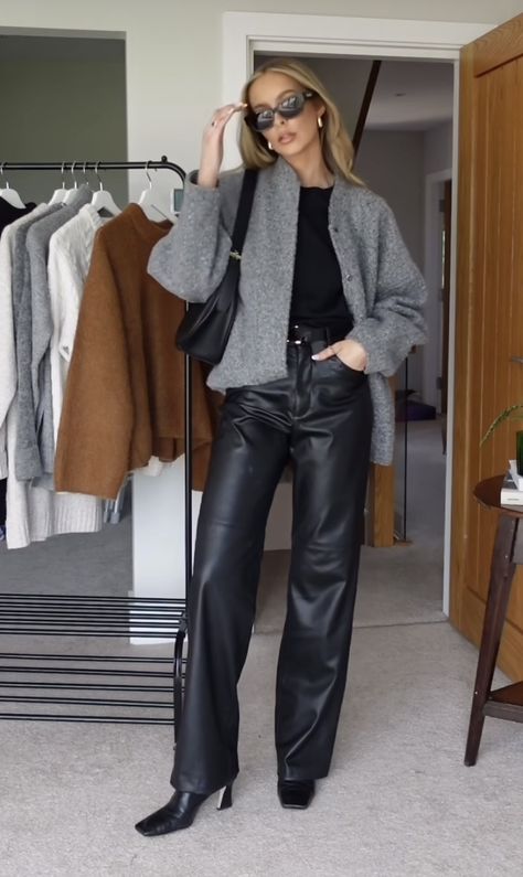 Halterneck Outfit, Black Wide Leg Pants Outfit Winter, Wide Leg Leather Pants Outfit, Trousers Outfit Work, Leather Trousers Outfit, Moda Milano, Grey Pants Outfit, Casual Mom Style, Outfit Minimalist