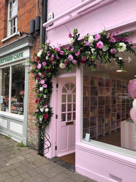 Artificial Flower Decor, Natural Cafe, Wild Flower Arrangements, Cafe Designs, Pink Store, Artificial Flowers Decor, Flower Shop Design, Front Shop, Fashion Displays