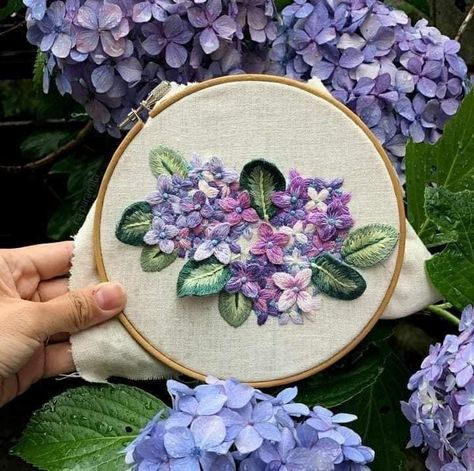 Diy Embroidery Patterns, Hand Embroidery Tutorial, Brazilian Embroidery, Embroidery Flowers Pattern, Handwork Embroidery Design, Lilac Flowers, Silk Ribbon Embroidery, Hand Embroidery Art, Crewel Embroidery