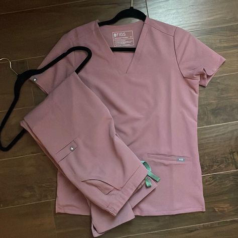 New Never Worn Light Pink Scrubs, Nursing Baddie, Figs Scrubs Aesthetic, Pink Scrubs Aesthetic, Pink Nurse Aesthetic, Nursing Students Must Haves, Nail Rooms, Fig Scrubs, Healthcare Aesthetic