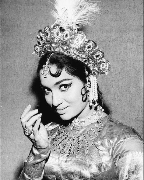 Photo Married Photos, Old Bollywood Movies, Asha Parekh, 90s Bollywood Aesthetic, Saree Draping Styles, Indian Movie, Bollywood Pictures, Retro Bollywood, Hindi Actress