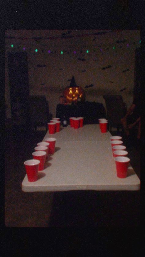 Halloween College Party Ideas, Halloween Beer Pong Table, Cup Pong Aesthetic, Halloween Party Decor College, Home Halloween Party Decor, Scream Drinking Game, Frat Halloween Party, Red Cups Party Aesthetic, Halloween Party High School