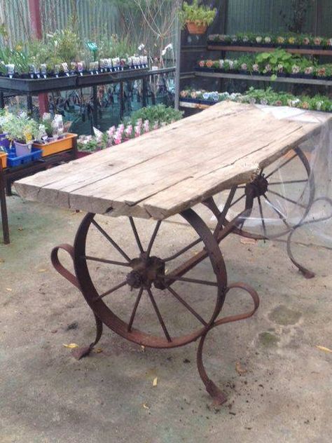 Awesome Metal Wagon Wheel Ideas, Old Barn Wood Ideas, Wagon Wheel Table, Gardening Table, Wheel Table, Antique Wagon, Decor Makeover, Wagon Wheels, Deco Champetre