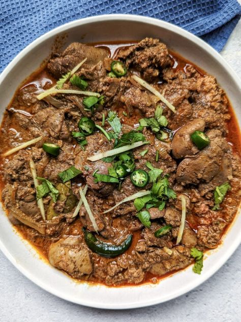 A close up of chicken kaleji topped with ginger, cilantro, and green chilies. Kaleji Fry, Bhuna Gosht Recipe, Ghee Recipe, Gosht Recipe, Fall Favorites Recipes, Hearty Casseroles, Chicken Liver, Favorite Recipes Dinner, Cozy Meals