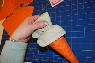 Spun Sugar Quilts: Fabric Carrot Tutorial Felt Easter Crafts, Easter Fabric Crafts, Fabric Carrots, Easter Sewing, Spun Sugar, Easter Fabric, Easter Carrots, Easter Items, Spring Easter Crafts