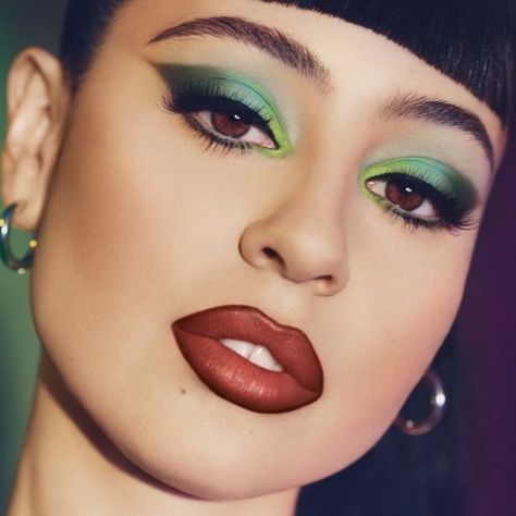 Alexa Demie MAC Cosmetics spring 2020 campaign Makeup Ideas Natural Brown, Mac Eye Makeup, Sparkle Makeup, 90s Makeup, Alexa Demie, More Than Meets The Eye, Brown Skin Makeup, Green Makeup, Dramatic Makeup