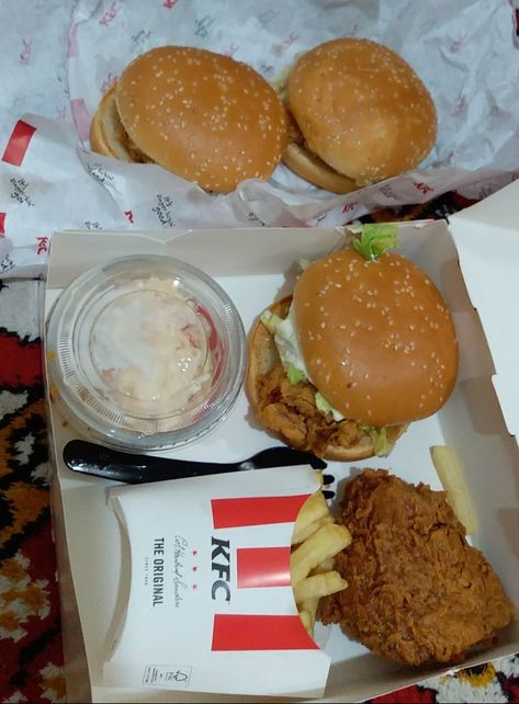 Kfc Burger, Ramadan Tips, Junk Food Snacks, Delicacy Food, Food Places, Snap Food, Food Snapchat, Cafe Food, Traditional Food