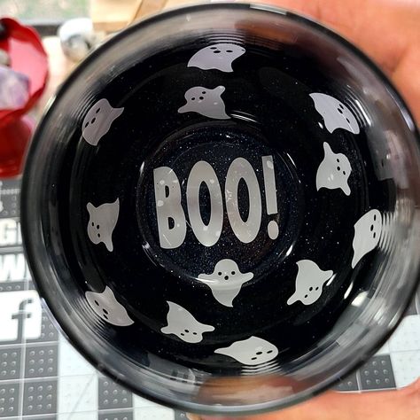 Peak A Boo Wine Glasses, Peek A Boo Glitter Wine Glasses, Halloween Glitter Wine Glasses, Peekaboo Wine Glasses Ideas, Peek A Boo Wine Glass Diy, Wine Glass Etching Ideas, Peek A Boo Wine Glass Ideas, Peekaboo Wine Glasses Diy, Wine Cups Vinyl Ideas