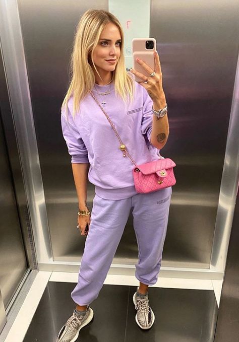 Come abbinare i pantaloni della tuta secondo i look di Chiara Ferragni Purple Bags Outfit, Chiara Ferragni Style, Look Rose, Style Casual Chic, The Blonde Salad, Purple Outfits, Mode Streetwear, Mom Outfits, Look Cool