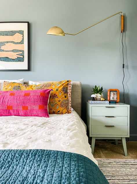 Guest Bedroom Eclectic, Vibrant Boho Bedroom, Fun Guest Bedroom Ideas, Aesthetics Bedroom, Colors Bedroom, Decorating Ideas Bedroom, Bedroom Ideas Master, Bedroom Aesthetics, Bedroom Ideas For Couples