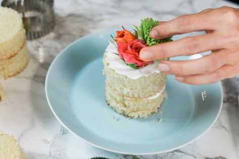 How To Make Perfect Mini Naked Cakes (Yum!) | HGTV >> http://www.hgtv.com/design/make-and-celebrate/entertaining/how-to-make-mini-naked-cakes?soc=pinterest Wedding Cake Fillings, Tea Cake Recipe, Mobile Coffee, Spring Dessert, Tea Cakes Recipes, Dessert Board, Cake Bridal, Store Hacks, Pom Garland