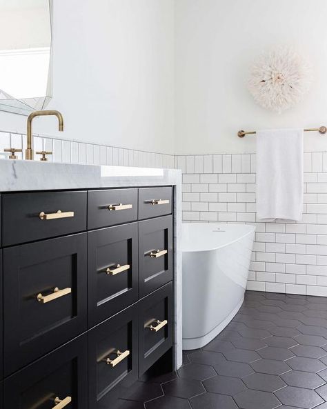 Black Hexagon Tile Bathroom, Black Hexagon Floor, Hexagon Tile Bathroom, Transitional Bathroom Design, Black White Bathroom, Black Tile Bathrooms, Gramercy Park Hotel, Hexagon Floor, Black And White Bathroom