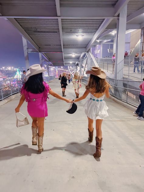 Rodeo Pics With Friends, Houston Rodeo Picture Ideas, Houston Texas Rodeo Outfits, Rodeo Pictures Ideas, Country Concert Photo Ideas, Country Concert Picture Ideas, Elevated Indie, Rodeo Photos, Rodeo Pics