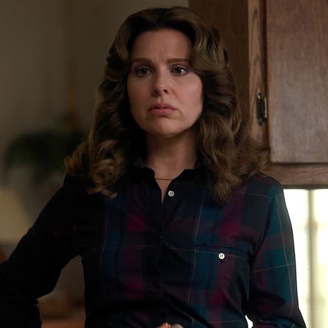 𝐒𝐭𝐫𝐚𝐧𝐠𝐞𝐫 𝐓𝐡𝐢𝐧𝐠𝐬: 𝐒𝐞𝐚𝐬𝐨𝐧 𝟏 𝐄𝐩𝐢𝐬𝐨𝐝𝐞 𝟕 (unfiltered) #strangerthings #karenwheeler #strangerthingsicon Cara Buono. Cara Buono Icon. Stranger Things Icons. 80s. 80s fashion. Mrs Wheeler Stranger Things, Cara Buono Stranger Things, St Aesthetic, Karen Wheeler, Stranger Things Season 1, 80s Shows, Joyce Byers, Jonathan Byers, St Cast