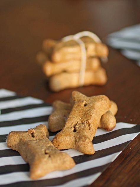 For dogs who are peanut butter fans, this homemade treat recipe from HGTV.com has a double dose of nutty goodness in the batter and the creamy frosting. Puppy Snacks, Dogs Things, Peanut Butter Dog Biscuits, Charlie Boy, Homemade Dog Cookies, Dogs Ideas, Pretty Pets, Pet Treats Recipes, Dog Biscuits Homemade