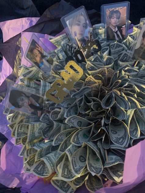 Money bouquet Skzoo Bouquet, Stray Kids Bouquet, Kpop Bouquet Ideas, Skz Bouquet, Kpop Flower Bouquet, Kpop Bouquet, Apple Playlist, Quince Gifts, Graduation Flowers Bouquet