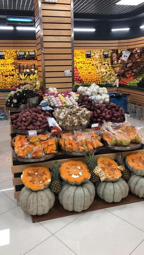 Fall Produce Displays, Produce Displays, Pumpkin Display, Creative Food Art, Fruit Shop, Coffee Shops Interior, Farm Food, Market Square, Food Market