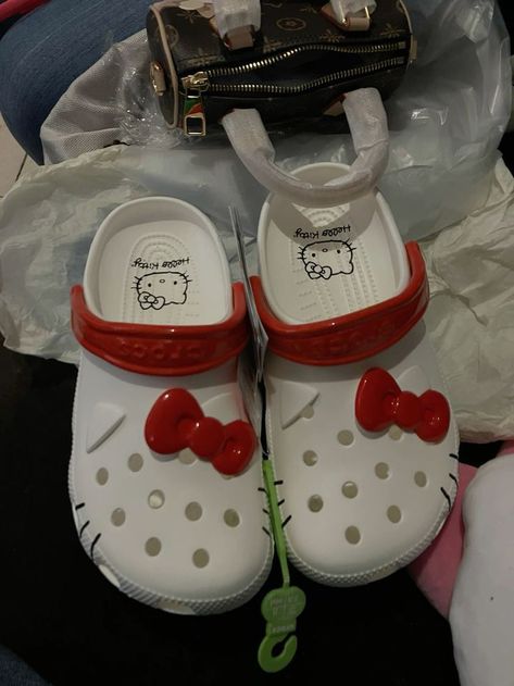 Hello Kitty Crocs, Crocs Aesthetic, Nike Shoes Women Fashion, Pretty Sneakers, Crocs Fashion, Kitty Clothes, Hello Kitty Clothes, Pretty Shoes Sneakers, Hello Kitty Accessories