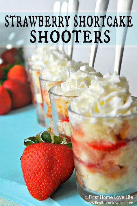 Strawberry Shortcake Shooters, Shortcake Shooters, Shot Glass Desserts, Dessert Shooters, Strawberry Shortcake Recipes, Shortcake Recipe, Dessert Cups, Savoury Cake, Strawberry Recipes