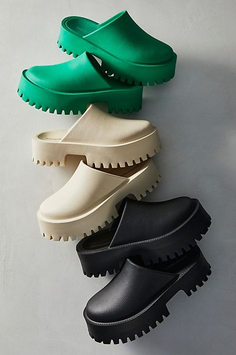 Platform Mules Outfit, Mules Outfit, Shoe Wishlist, Platform Mules, Green Fits, Platform Clogs, Girly Shoes, Backless Design, Aesthetic Shoes