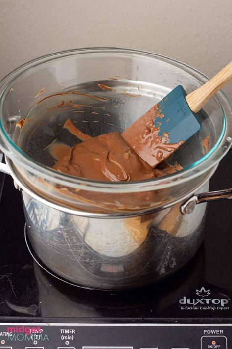 Double Boiler Chocolate, Melt Chocolate For Dipping, How To Melt Chocolate, Milk Chocolate Recipes, Chocolate Melting, Chocolate Melting Wafers, Melting White Chocolate, Chocolate Candy Molds, Almond Bark