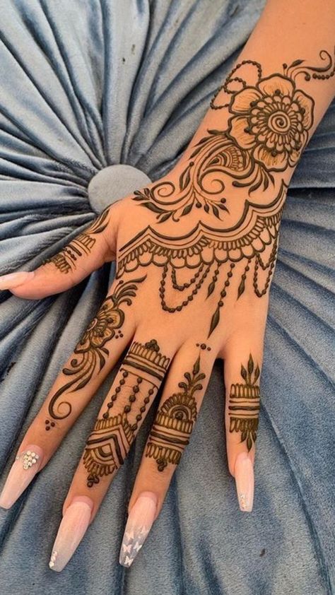 🩷 Right Hand Henna Design, Moroccan Henna Simple, Hannah Hand Tattoo Henna Designs, Henna Design Arm, Henna Designs Fingers, Backhand Mehndi Designs Simple, Henna Main, Henna Patterns Hand, Henna Designs Arm