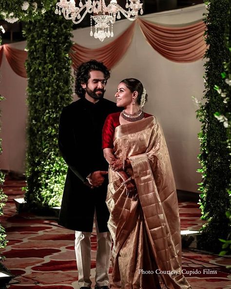 Celebrity Reception Look, Wedding Reception Look For Bride, Bride And Groom South Indian Wedding Outfit For Reception, Engagement Outfits Indian Couple Saree, South Indian Reception Bride, Wedding Couple Dress Combination, Kerala Wedding Reception, Saree For Engagement Brides, Engagement Outfits Indian Couple