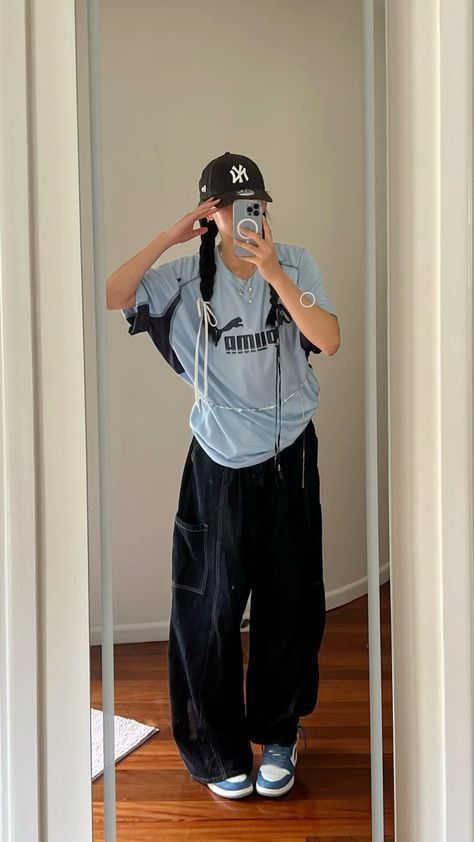 Baggy Clothes Outfit Aesthetic Korean, Y2k Street Wear Outfits, Outfit Inspo Korean Streetwear, Streetwear For School, Newjeans Clothes Style, Baggy Clothes Outfit Women Streetwear, Baggy Outfits Girl Aesthetic, Y2k Girls Outfits, School Baggy Outfits